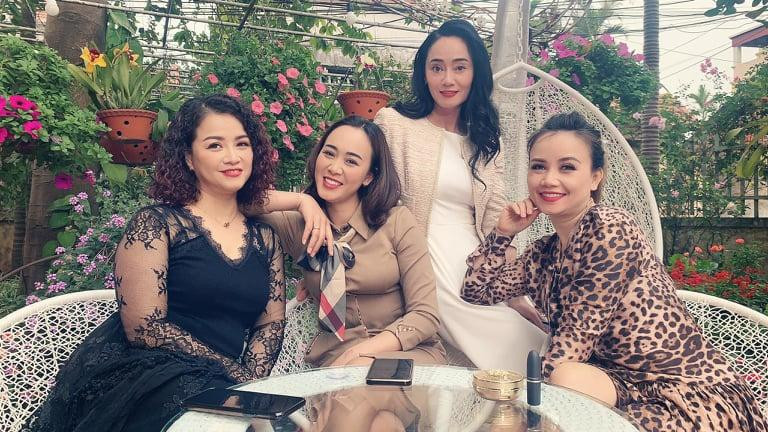 Hội bạn thân trong "Hương vị tình thân" vui vẻ chụp ảnh kỷ niệm. Hoàng Yến (phải) tiết lộ: Ngoài đời, tôi "đông" tuổi nhất hội. (Ảnh:NVCC)