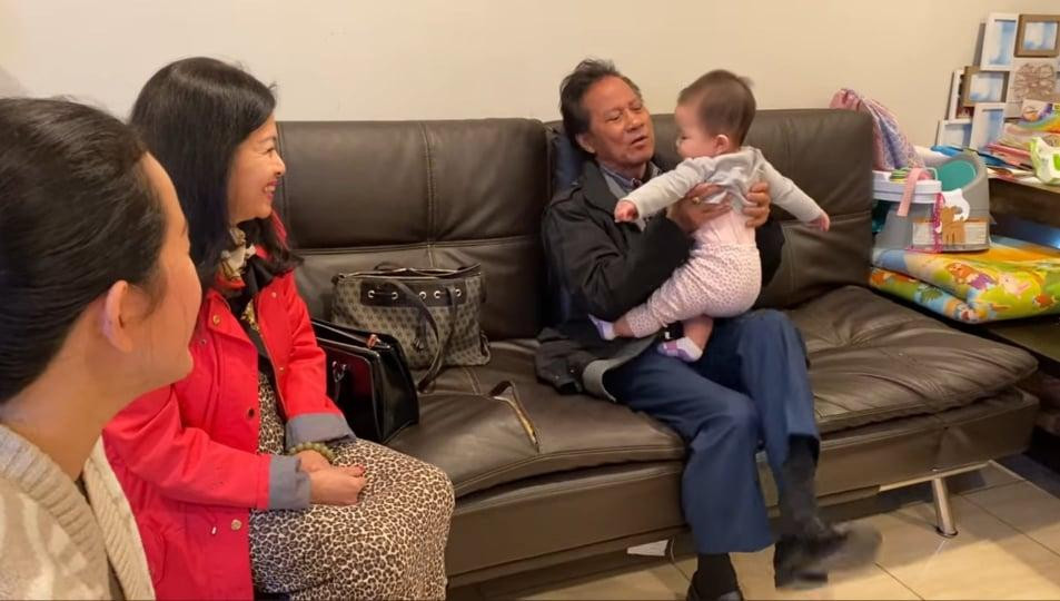 Vợ chồng danh ca Chế Linh thăm nhà fan nhí (Ảnh: Chụp từ video của Chế Linh)