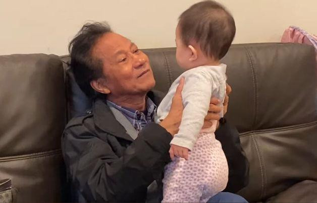 Danh ca Chế Linh và fan nhí (Ảnh chụp từ video của Chế Linh)