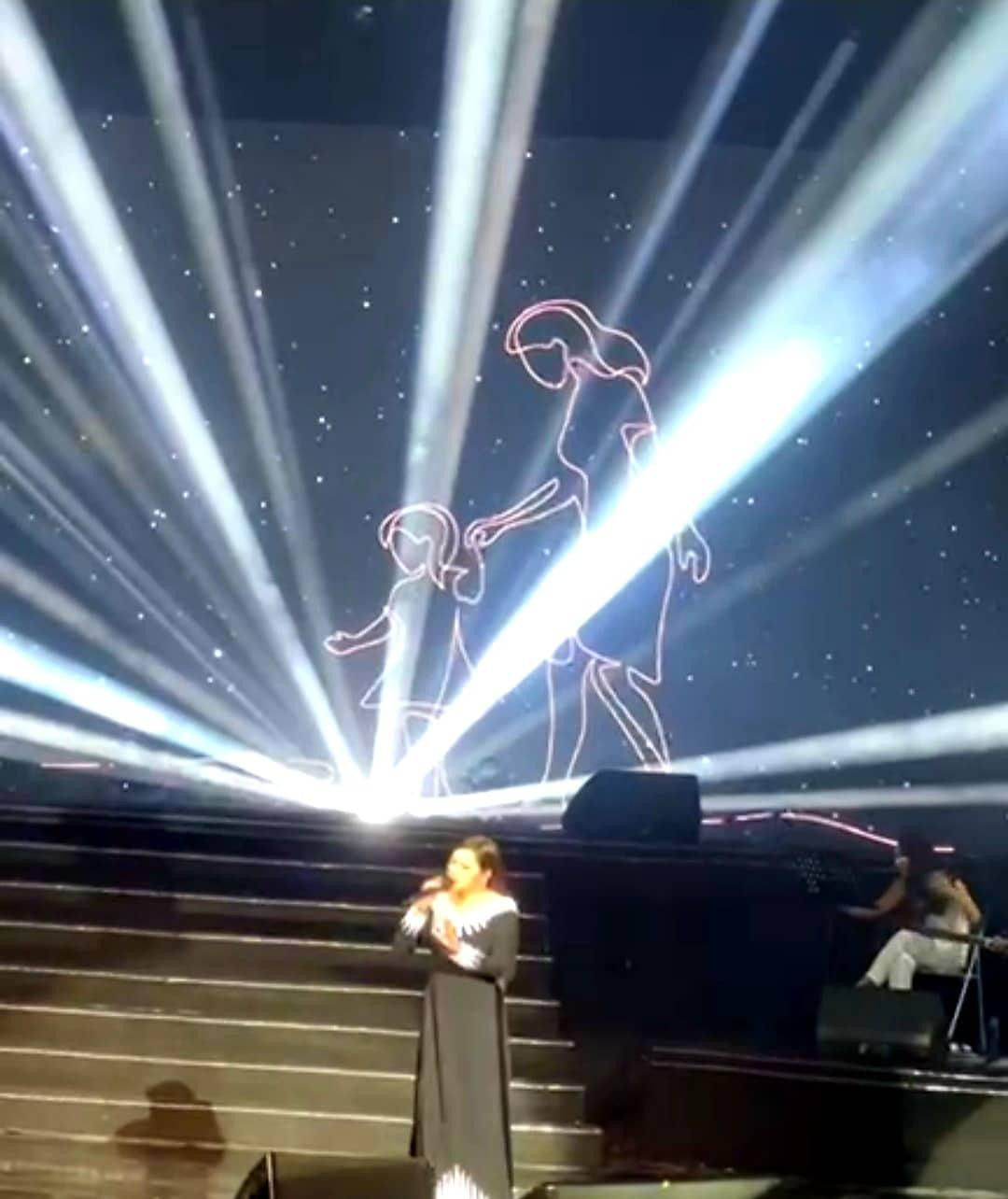 Lần đầu tiên Như Quỳnh hát "Tạ ơn mẹ" trên sân khấu quê nhà, sau bao đau thương trong đời sống cá nhân Lần đầu tiên Như Quỳnh hát "Tạ ơn mẹ" trên sân khấu quê nhà, sau bao đau thương trong đời sống cá nhân