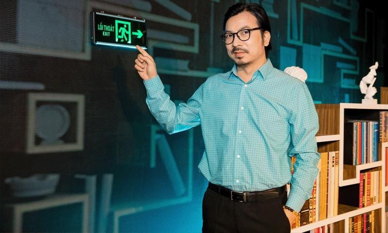 Chân dung người dẫn "Lối ra" (Ảnh: Internet) Chân dung người dẫn "Lối ra" (Ảnh: Internet)