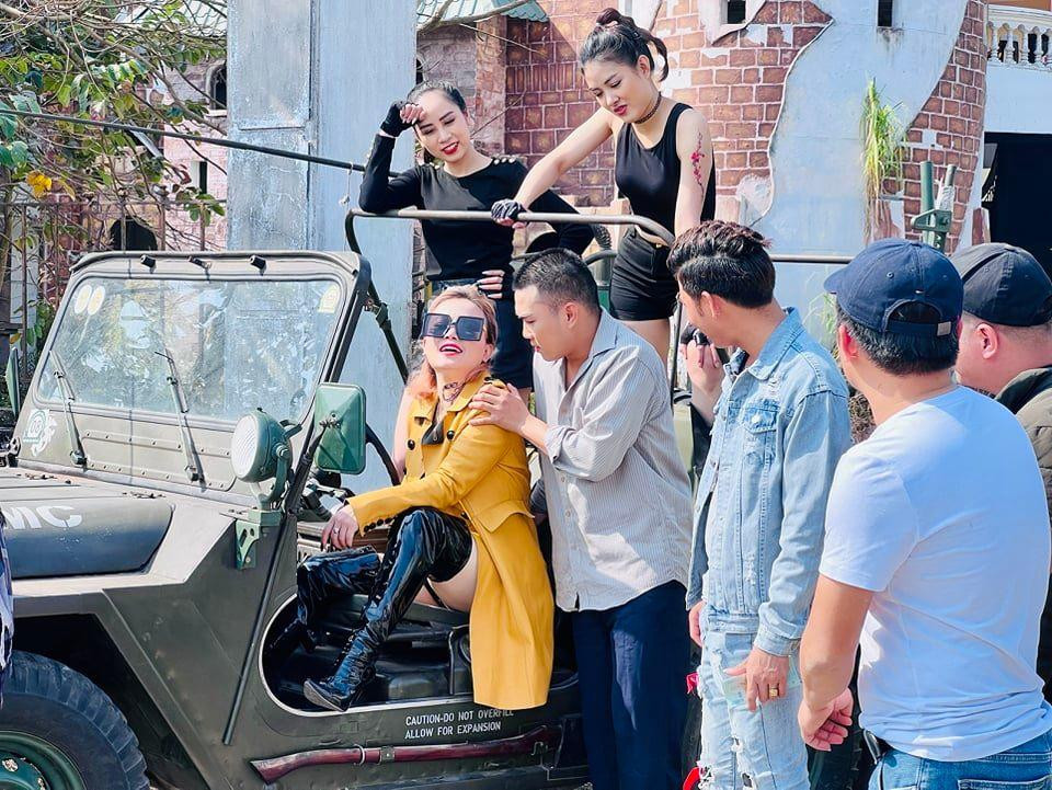 Vào vai chị Đại giang hồ song Hoàng Yến (áo vàng) tin tưởng, Mai Công Chúa sẽ được yêu, không bị khán giả ghét (Ảnh: NVCC) Vào vai chị Đại giang hồ song Hoàng Yến (áo vàng) tin tưởng, Mai Công Chúa sẽ được yêu, không bị khán giả ghét (Ảnh: NVCC)