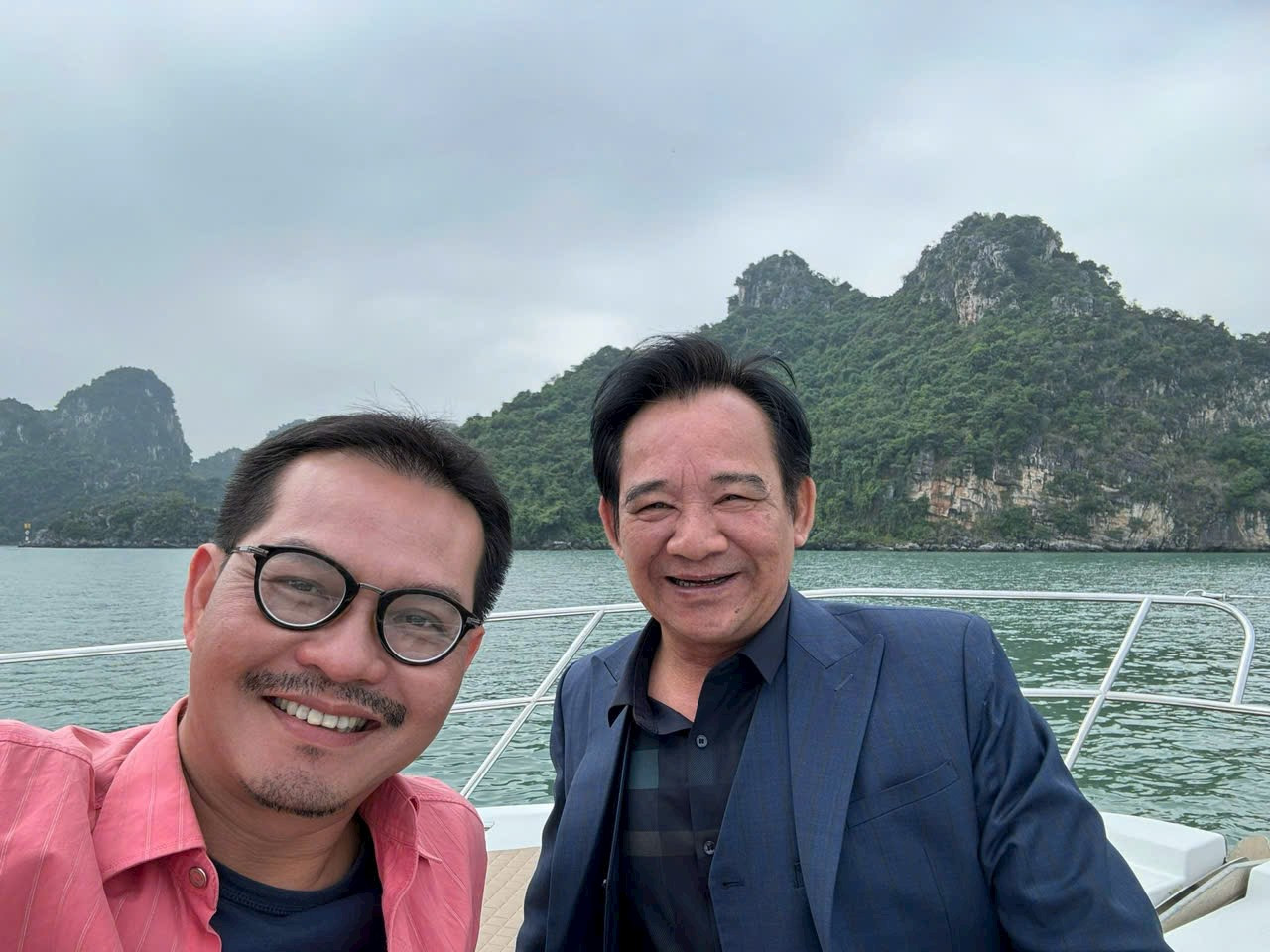 NSND Trung Hiếu (áo hồng) và NSƯT Tiến Quang (Quang Tèo) tham gia Đại gia chân đất. NSND Trung Hiếu (áo hồng) và NSƯT Tiến Quang (Quang Tèo) tham gia Đại gia chân đất.