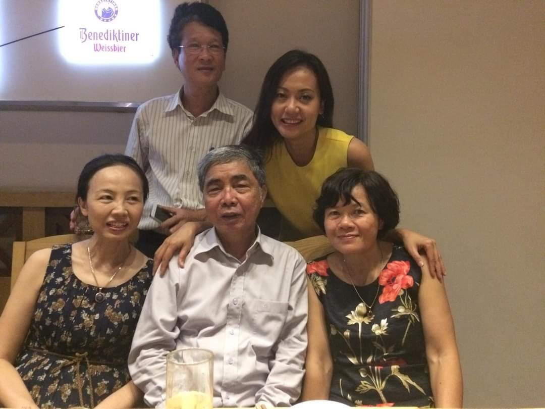 Nhà văn Trung Trung Đỉnh (ngồi) và Hồng Ánh (áo vàng) cùng các văn nghệ sỹ trong một cuộc vui (Ảnh: T.T.Đ cung cấp)