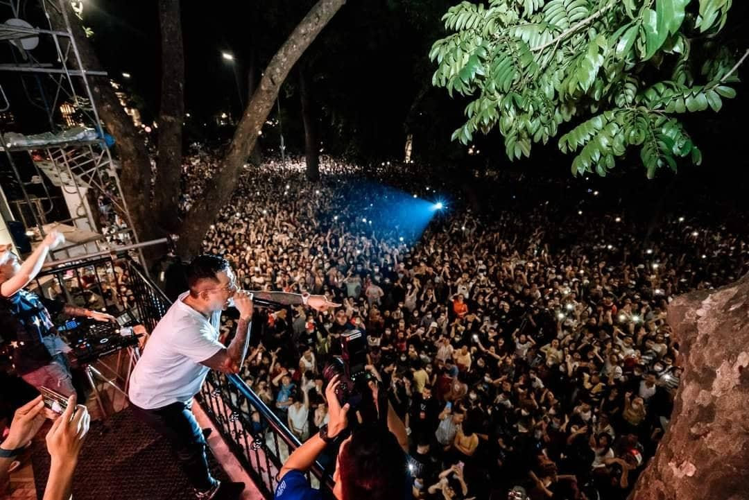 Những đêm diễn miễn phí đầy cảm hứng của giọng ca Nắm lấy tay anh.