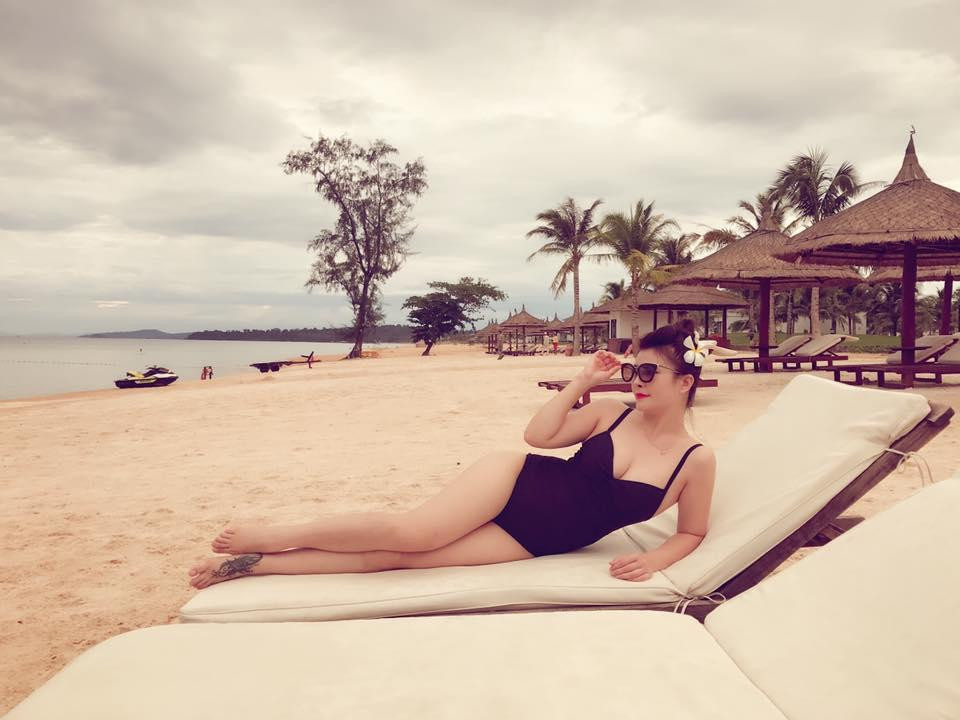 Ngoài đời, Kim Oanh có biệt danh "Oanh cong". "Bà trùm vai ác" không ngại chứng minh đường cong trong một lần đi biển (Ảnh: Internet)
