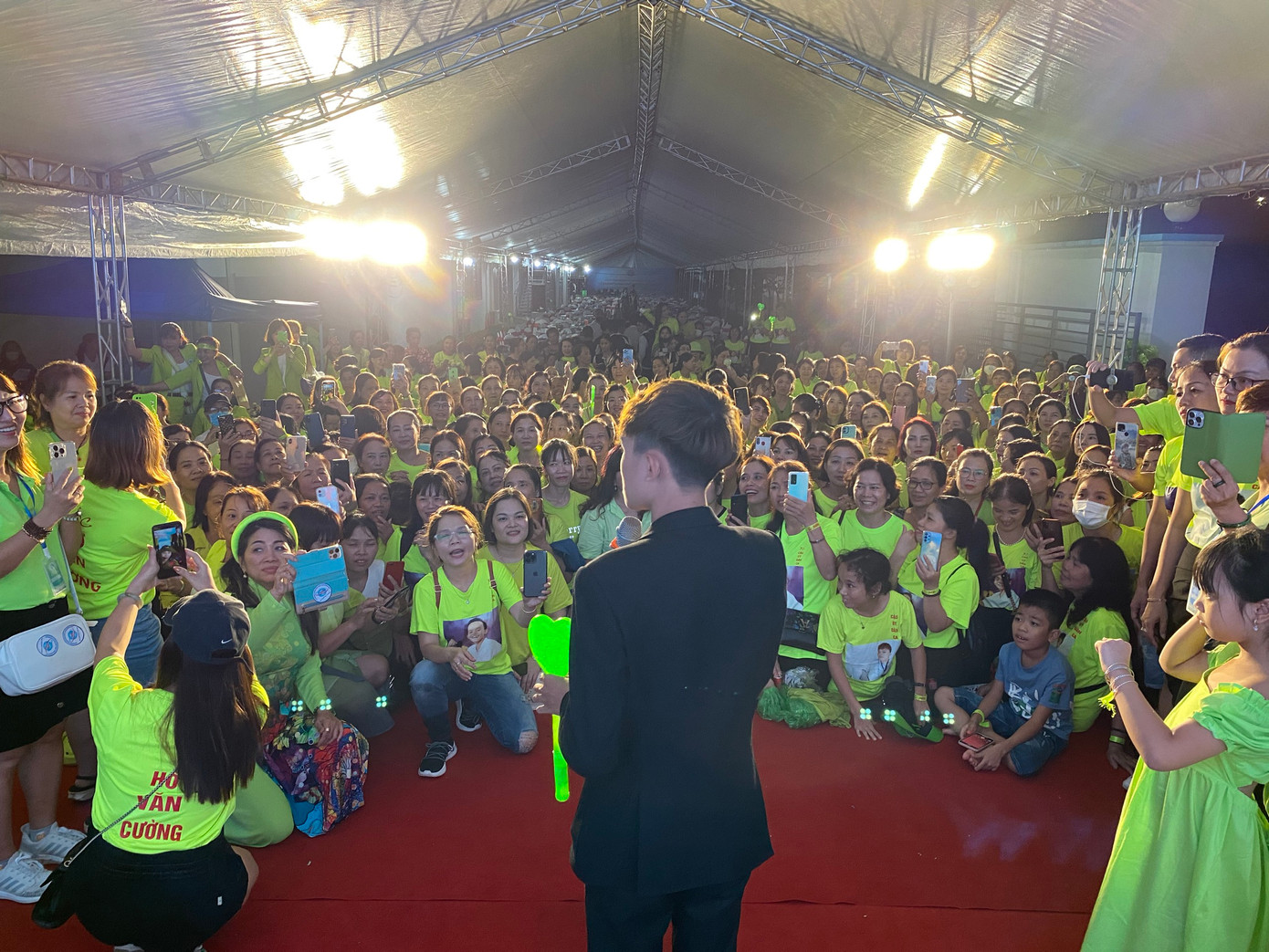 Fan Hồ Văn Cường phủ màu xanh đọt chuối trong mỗi đêm ca nhạc của thần tượng Fan Hồ Văn Cường phủ màu xanh đọt chuối trong mỗi đêm ca nhạc của thần tượng