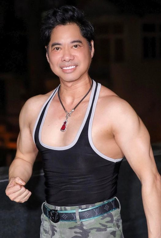 Cơ bắp cuồn cuộn kém chi lực sĩ Phạm Văn Mách nhưng lên sân khấu câu đầu tiên Ngọc Sơn nói là: "Tấm thân nhỏ bé xin kính chào đại gia đình".