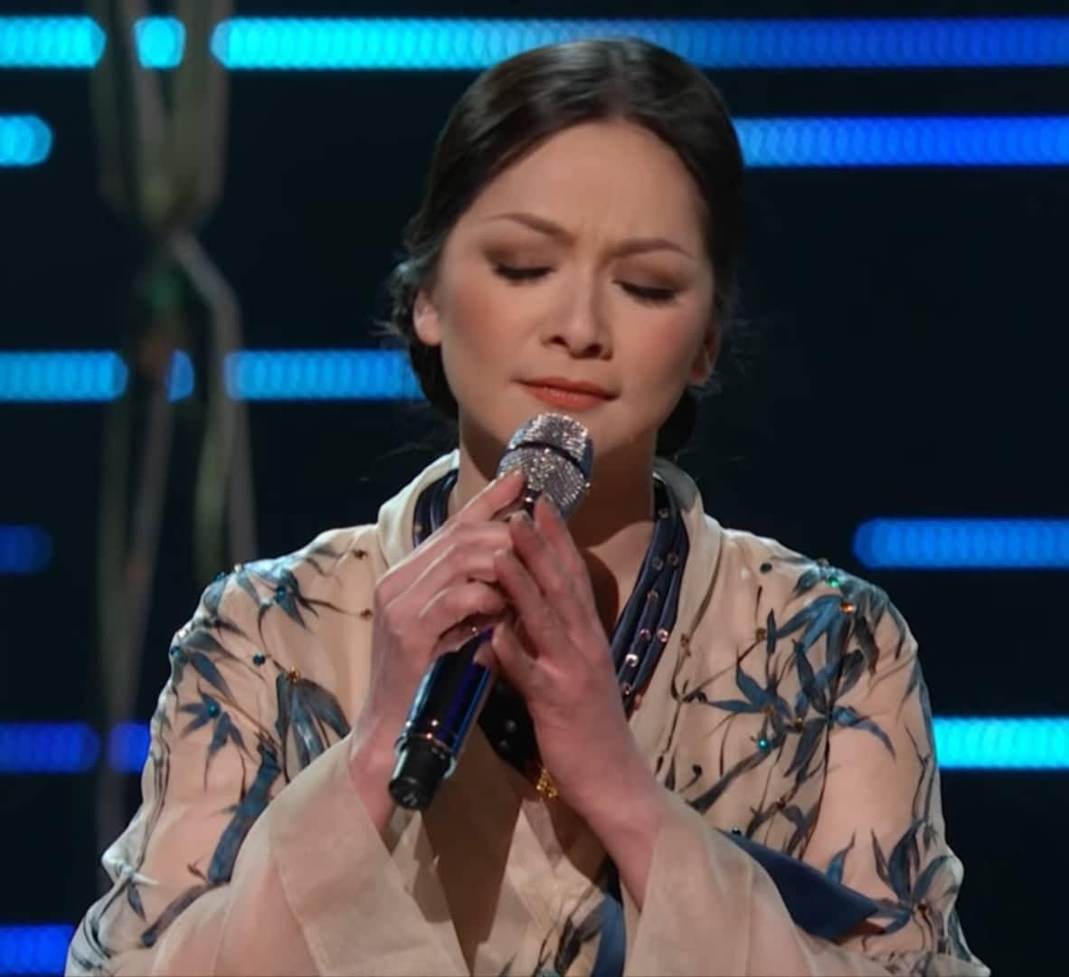 Như Quỳnh khi hát "Giọng ca dĩ vãng" trên sân khấu hải ngoại (Ảnh: Chụp màn hình)