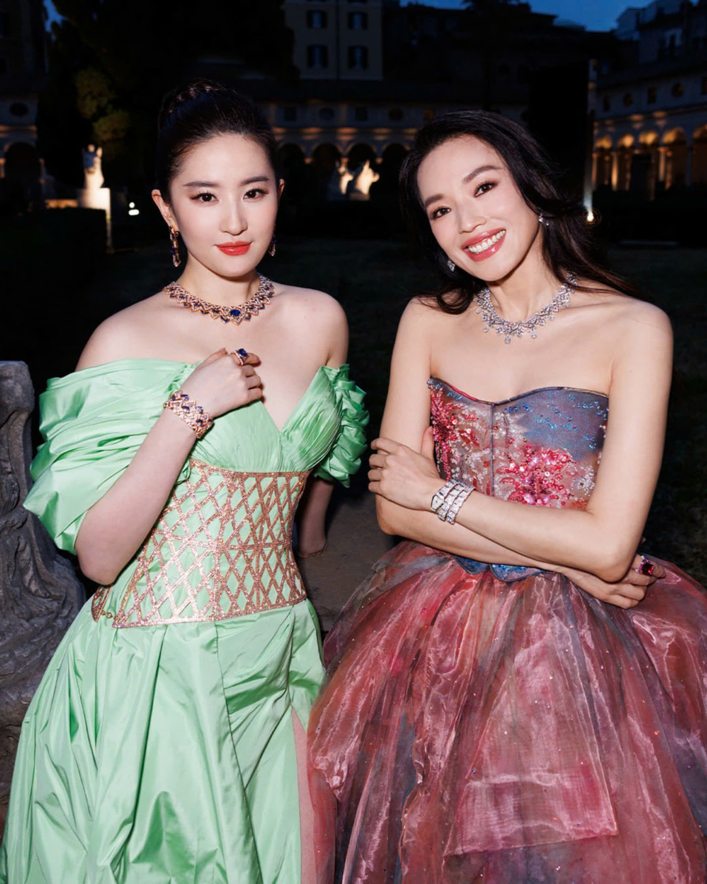 Lưu Diệc Phi (trái) và Thư Kỳ - mỗi người một vẻ. Lưu Diệc Phi (trái) và Thư Kỳ - mỗi người một vẻ.