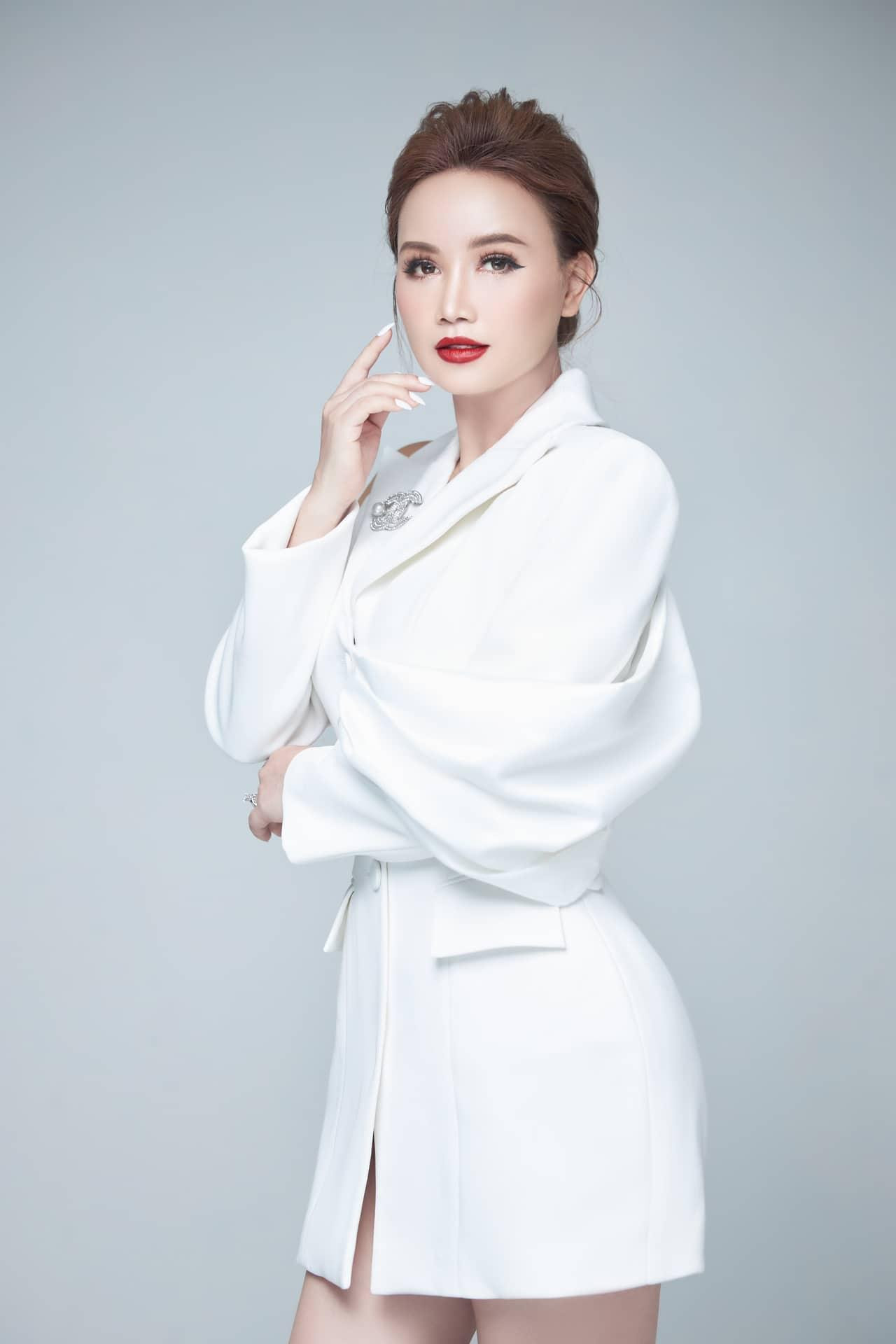 Hoàng Yến tự hào về vòng 3 sẵn đẹp của mình (Ảnh: Tanilee) Hoàng Yến tự hào về vòng 3 sẵn đẹp của mình (Ảnh: Tanilee)