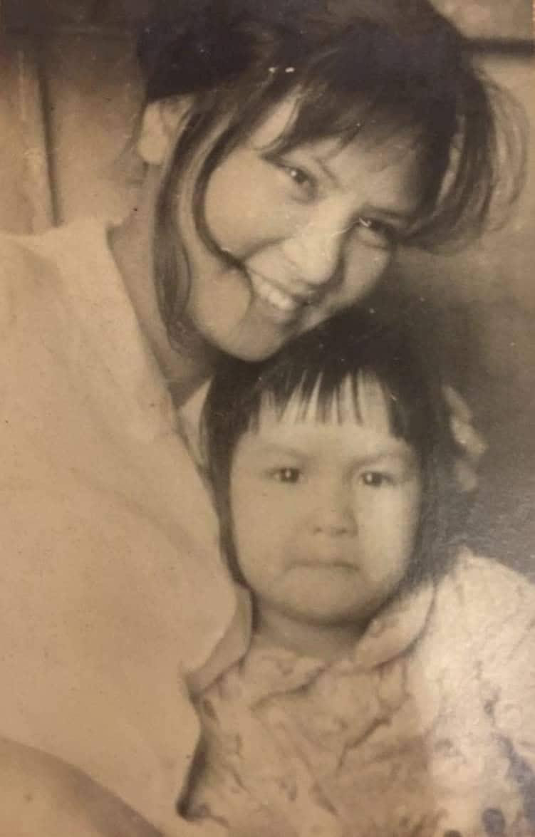 Nhan sắc xinh đẹp của NSƯT Thanh Hương thời trẻ và vẻ dễ thương của bé Lam (Ảnh: FBNV)