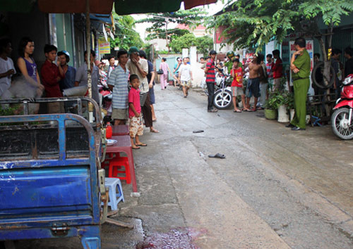 Người dân trong hẻm bàng hoàng khi sự việc xảy ra. Ảnh: An Nhơn