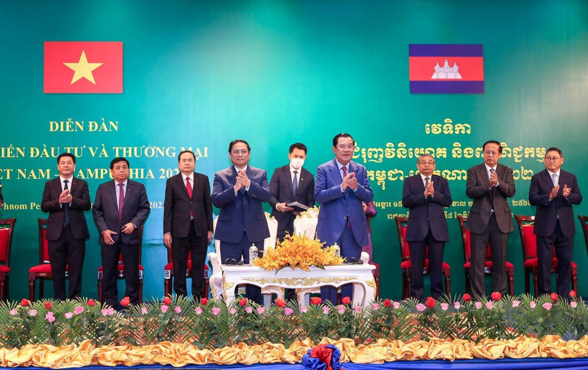 Thủ tướng Phạm Minh Chính và Thủ tướng Hun Sen tại Hội nghị xúc tiến đầu tư hai nước.