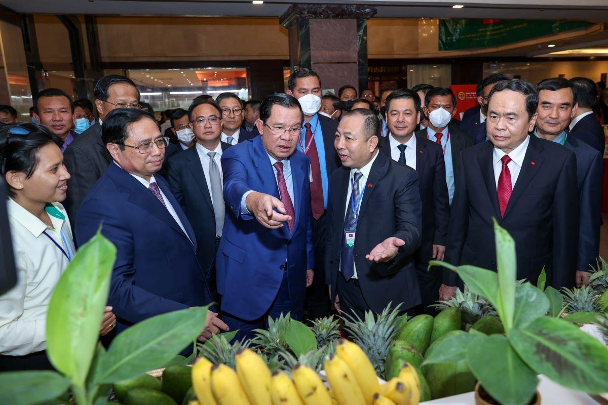 Thủ tướng Phạm Minh Chính và Thủ tướng Hun Sen thăm quan các gian hàng trưng bày sản phẩm.