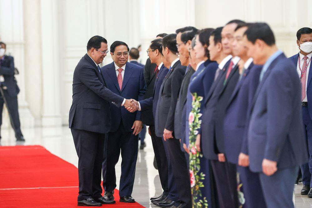 Thủ tướng Phạm Minh Chính giới thiệu với Thủ tướng Hun Sen về đại diện phía Việt Nam tham dự lễ đón