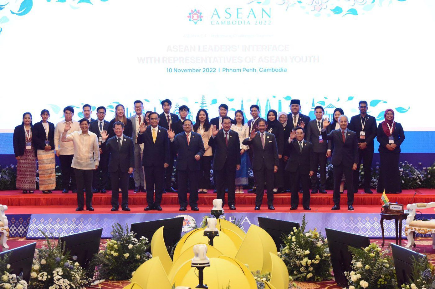 Các nhà Lãnh đạo ASEAN đối thoại với thanh niên. Ảnh trung tâm báo chí ASEAN Các nhà Lãnh đạo ASEAN đối thoại với thanh niên. Ảnh trung tâm báo chí ASEAN
