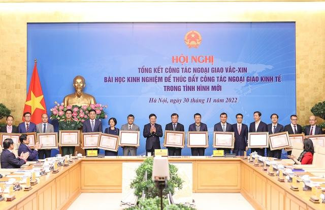 Lãnh đạo Chính phủ trao bằng khen của cho các tập thể, cá nhân xuất sắc trong thực hiện ngoại giao vắc xin