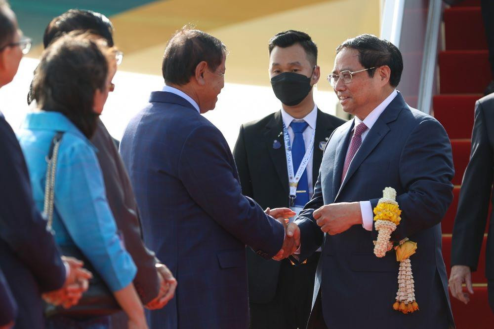 Bộ trưởng Bộ Du lịch Thong Khon chào đón Thủ tướng Phạm Minh Chính tại sân bay Phnom Penh