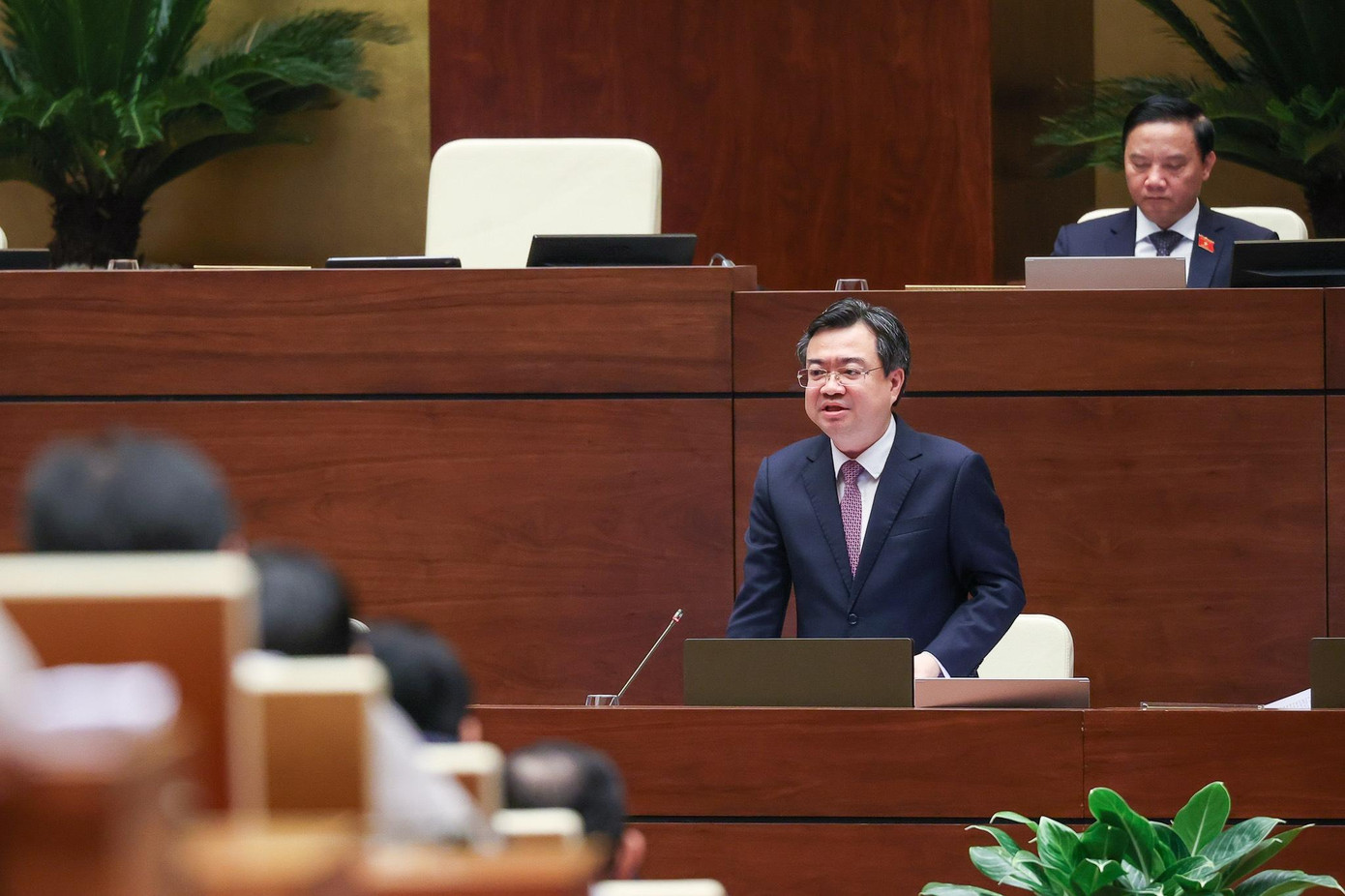 Bộ trưởng Bộ Xây dựng trả lời trong phiên chất vấn. Ảnh: Như Ý Bộ trưởng Bộ Xây dựng trả lời trong phiên chất vấn. Ảnh: Như Ý