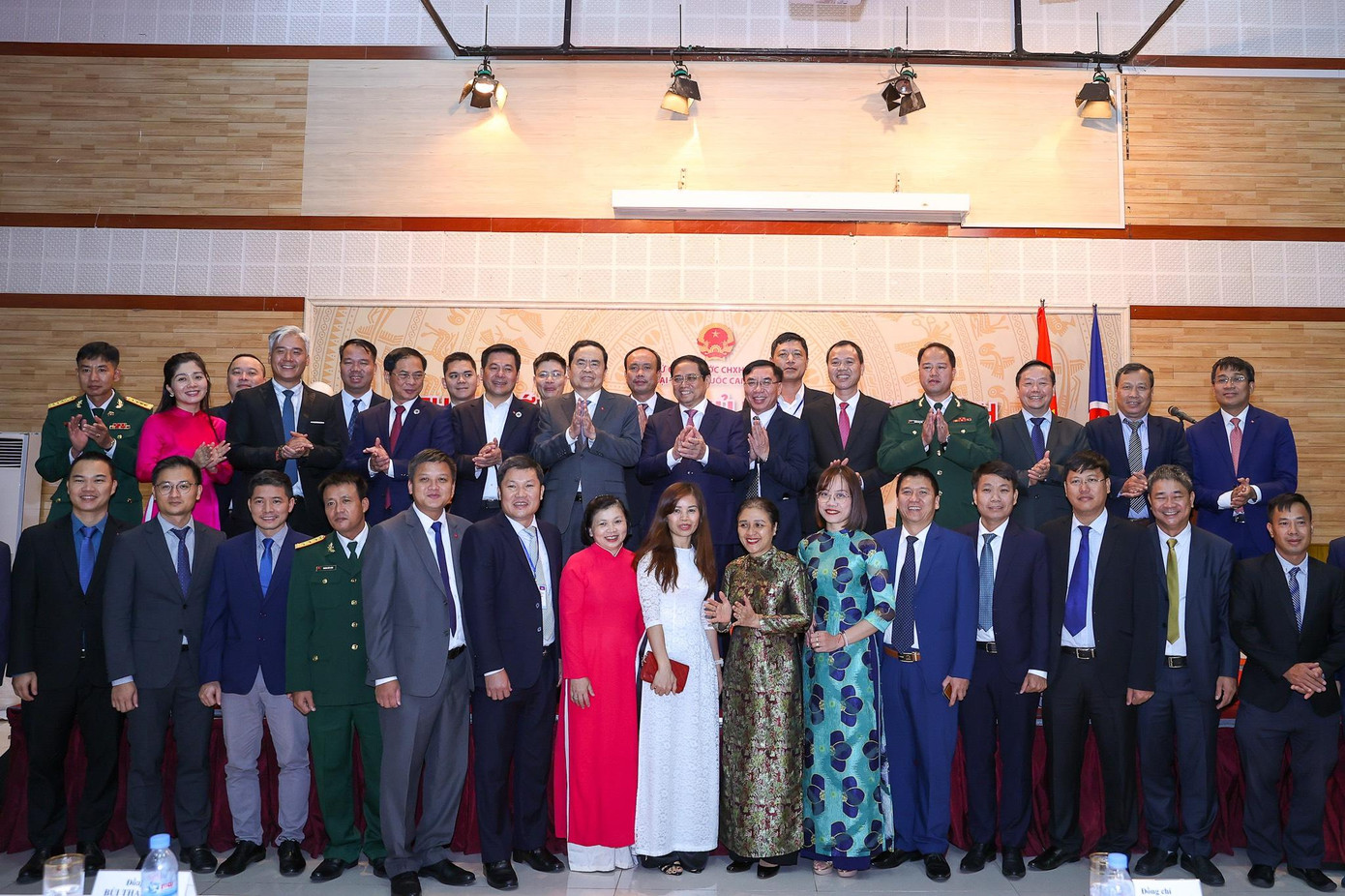 Thủ tướng và bà con người Việt sống ở Campuchia