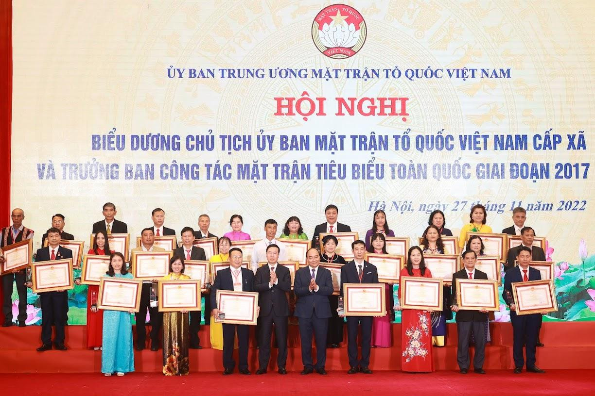 Chủ tịch nước Nguyễn Xuân Phúc và Thường trực Ban Bí thư Võ Văn Thưởng trao bằng khen và chúc mừng các cán bộ Mặt trận tiêu biểu. Ảnh: QV