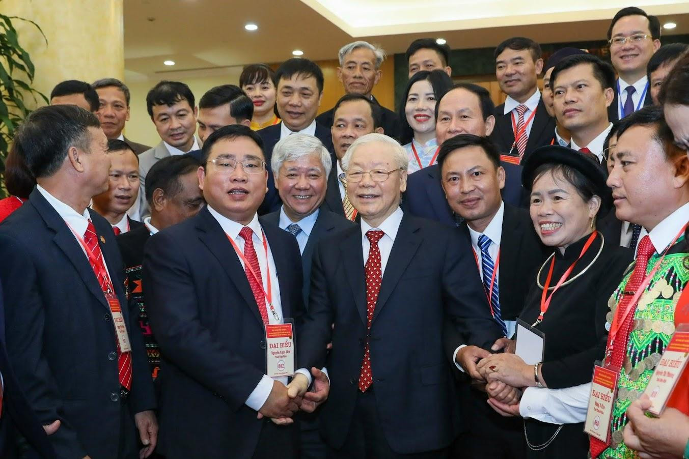 Tổng Bí thư Nguyễn Phú Trọng gặp mặt các đại diện tiêu biểu về dự Hội nghị biểu dương Chủ tịch MTTQ cấp xã và Trưởng ban công tác Mặt trận tiêu biểu toàn quốc. Ảnh: QV