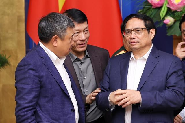 Thủ tướng Phạm Minh Chính trao đổi với các đại biểu bên lề Hội nghị. Ảnh: Nhật Bắc