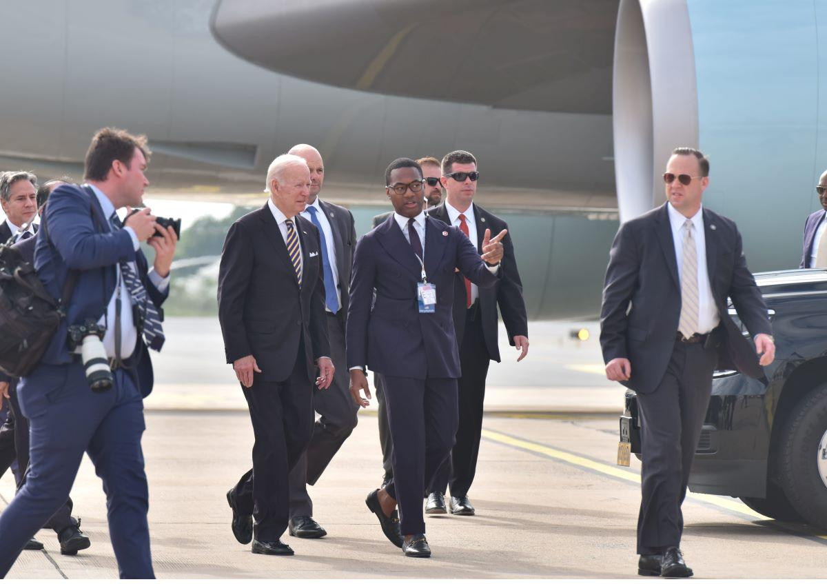 Tổng thống Mỹ Biden xuống sân bay Quốc tế Phnom Penh sáng 12/11. Ảnh: AKP Tổng thống Mỹ Biden xuống sân bay Quốc tế Phnom Penh sáng 12/11. Ảnh: AKP