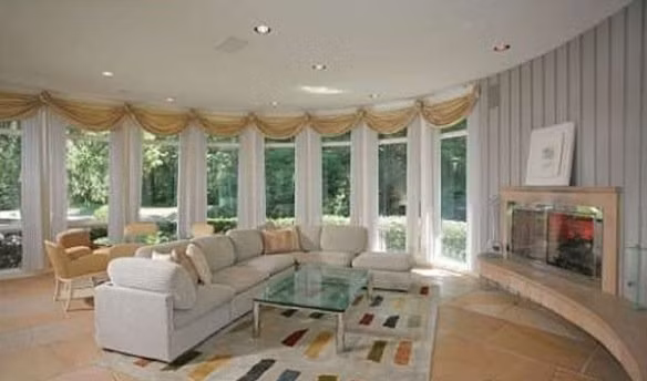 Khung cảnh thiên nhiên xanh tươi xung quanh ngôi biệt thự. Hành lang và lối đi trong ngôi biệt thự này đều rất lớn, tận dụng được ánh sáng tự nhiên. Khu vực phòng khách. Phòng ngủ được thiết kế theo phong cách rất lạ mắt. Phòng bếp rộng rãi và sang trọng ngay sát phòng khách. Hệ thống cửa sổ kính lớn giúp căn biệt thự nhận được nhiều ánh sáng tự nhiên hơn. Phòng tắm sang trọng.