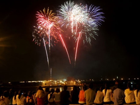 Người dân xem bắn pháo hoa 