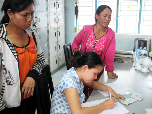 Bà Phạm Thị Tý (mẹ Nam) mặc áo trắng đang đợi làm thủ tục bảo lãnh con tại Trung tam bảo trợ xã hội
