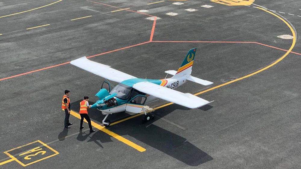 Một trong 2 chiếc máy bay huấn luyện phục vụ dạy thực hành cho học viên phi công tại sân bay Rạch Giá (Kiên Giang). Một trong 2 chiếc máy bay huấn luyện phục vụ dạy thực hành cho học viên phi công tại sân bay Rạch Giá (Kiên Giang).