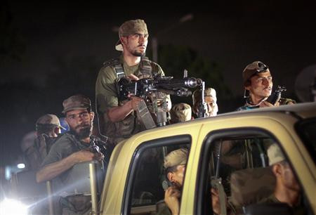 Binh lính Pakistan tới tăng viện cho sân bay Mehran