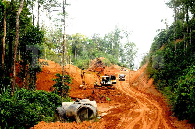 Vì chạy song song với đường biên giới 3 nước Trung Quốc, Lào và Campuchia nên hình dáng con đường cũng mang dáng hình đất nước