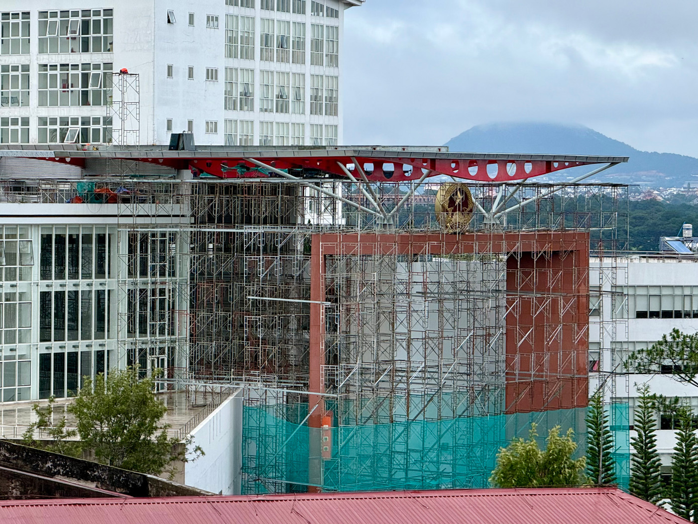 Trung tâm hành chính - chính trị tỉnh Lâm Đồng đang gấp rút sửa chữa.