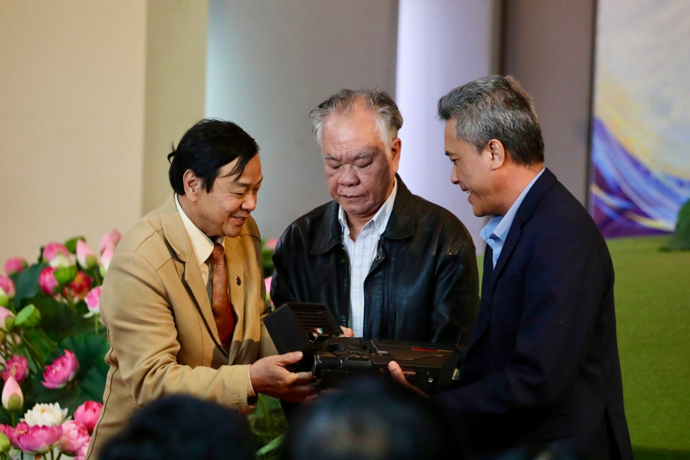 Tại triển lãm, ông Đinh Văn Tuấn - Phó chủ tịch UBND tỉnh Lâm Đồng - nhấn mạnh báo chí là lực lượng xung kích trên mặt trận tư tưởng, văn hóa, là người bạn đồng hành đáng tin cậy, góp phần giữ gìn sự đồng thuận xã hội, lan tỏa tinh thần sáng tạo và khát vọng vươn lên xây dựng quê hương Lâm Đồng. Trong ảnh là các nhà báo trao tặng kỷ vật làm báo cho Bảo tàng Lâm Đồng.