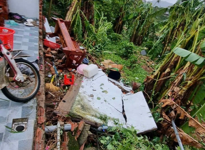 Nhiều nhà dân bị hư hỏng. Nhiều nhà dân bị hư hỏng.