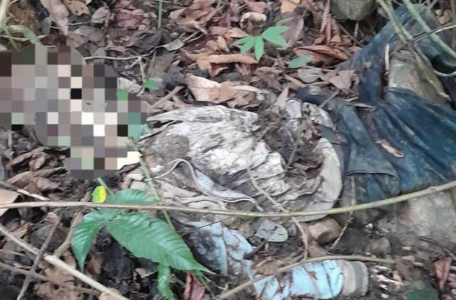 Hiện trường người dân phát hiện thi thể. Hiện trường người dân phát hiện thi thể.