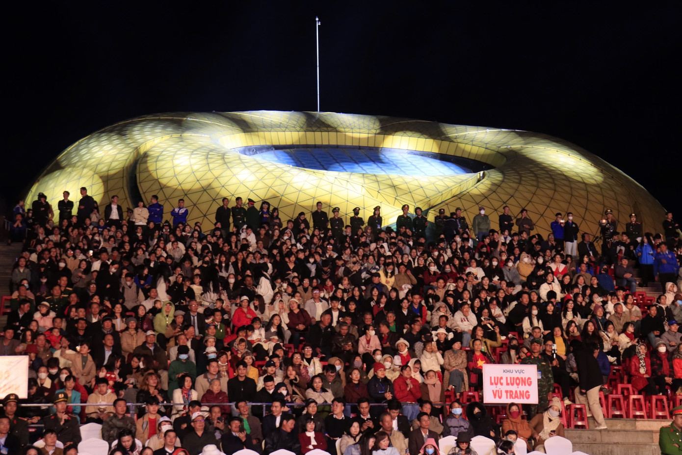 Hàng nghìn người tập trung về Quảng trường Lâm Viên (TP Đà Lạt) xem Lễ Kỷ niệm 50 năm Ngày giải phóng Lâm Đồng. Hàng nghìn người tập trung về Quảng trường Lâm Viên (TP Đà Lạt) xem Lễ Kỷ niệm 50 năm Ngày giải phóng Lâm Đồng.