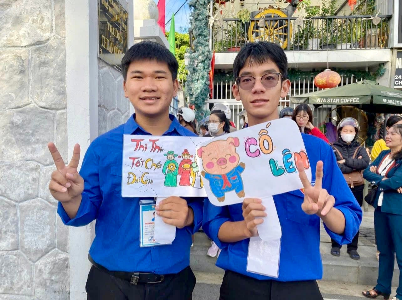 Nhiều món quà tinh thần 'độc lạ' được gửi đến các bạn thí sinh năm nay.