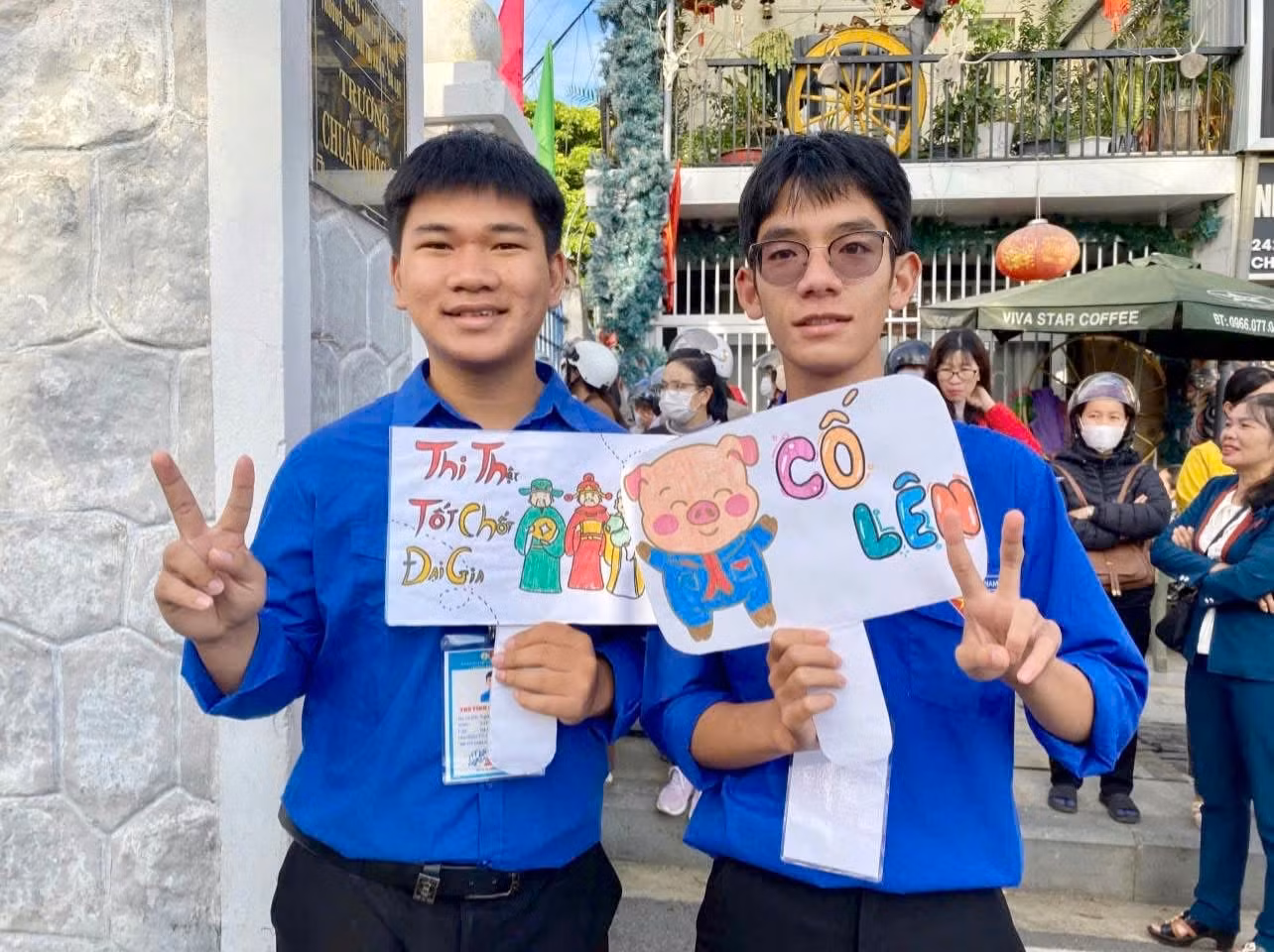 Nhiều món quà tinh thần 'độc lạ' được gửi đến các bạn thí sinh năm nay.