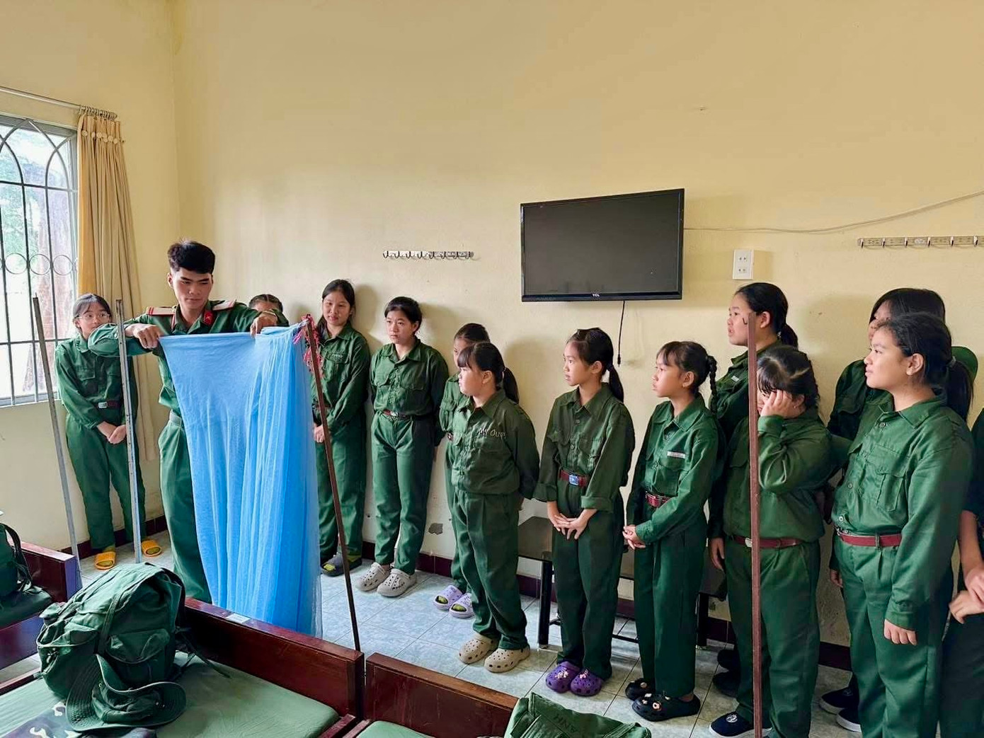 Chiến sĩ hướng dẫn thực hành tác phong quân nhân.