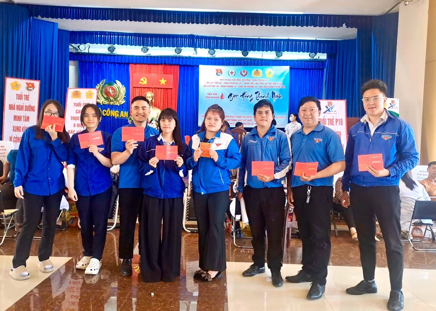 Đoàn viên thanh niên trên địa bàn TP Đà Lạt xung phong hiến máu sớm để tiếp tục công việc hỗ trợ ngày hội.