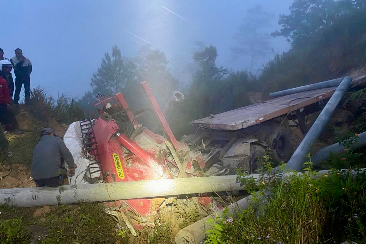 Tại hiện trường, phần đầu chiếc xe bị hư hỏng nặng, ngổn ngang các cột điện bê tông.