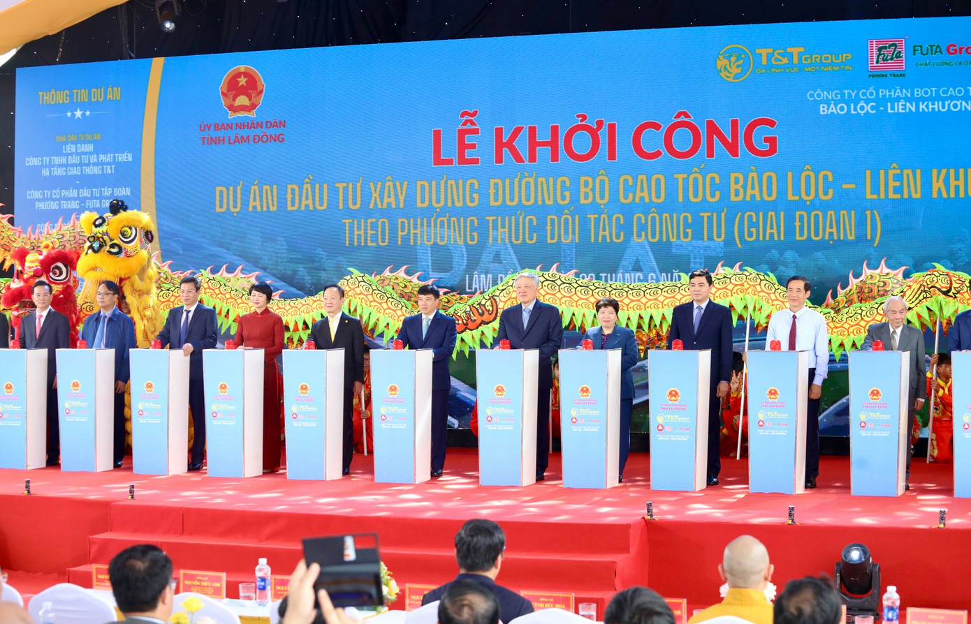 Lãnh đạo các bộ, ngành Trung ương và địa phương bấm nút khởi công dự án cao tốc Bảo Lộc – Liên Khương.
