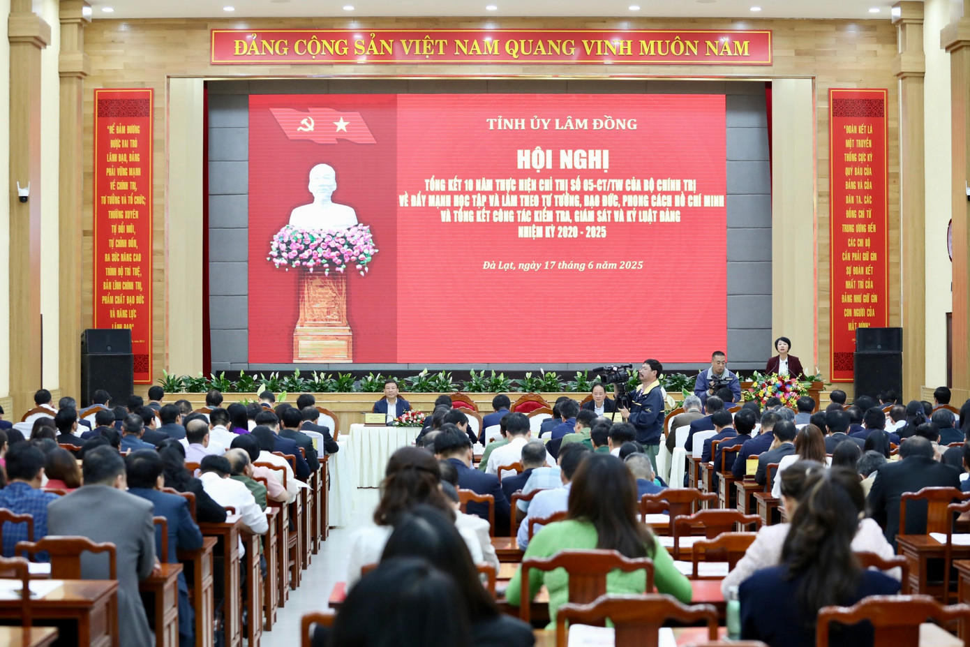 Quang cảnh hội nghị.