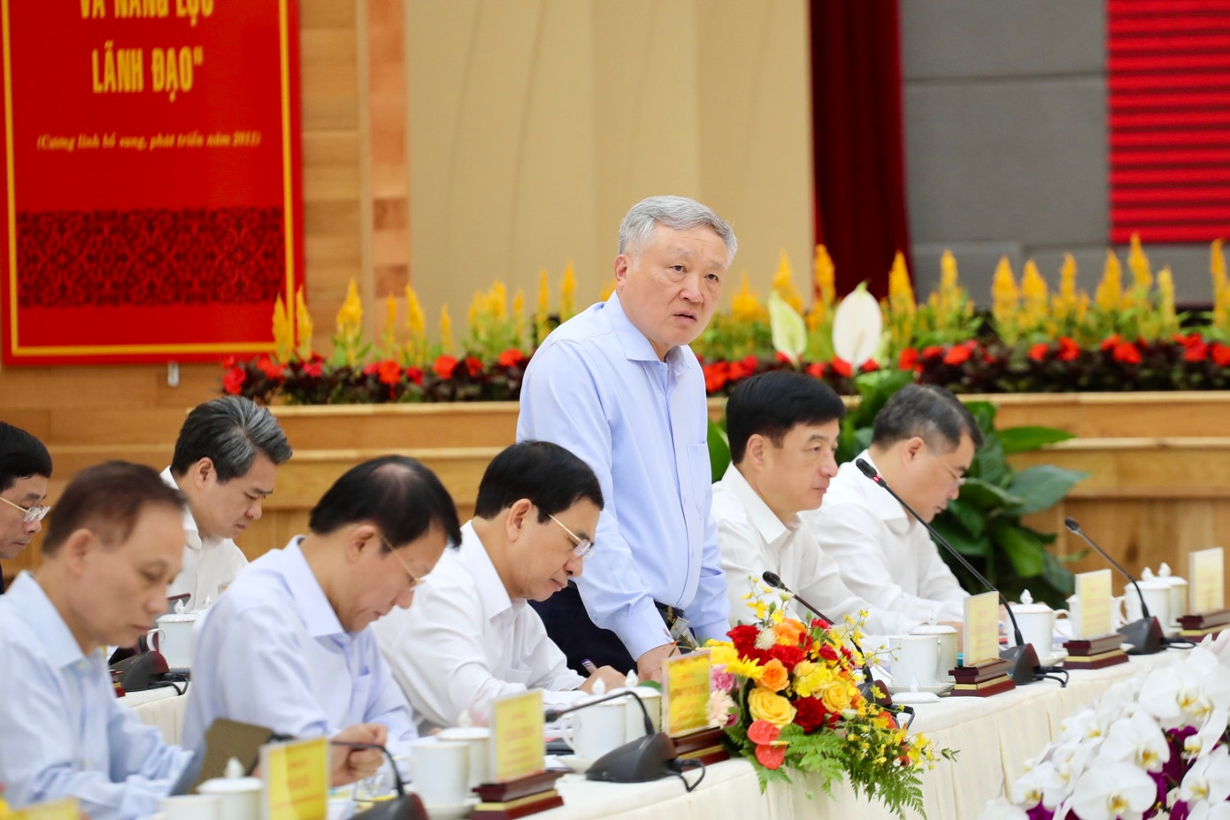 Phó Thủ tướng Nguyễn Hoà Bình phát biểu tại buổi làm việc. Phó Thủ tướng Nguyễn Hoà Bình phát biểu tại buổi làm việc.