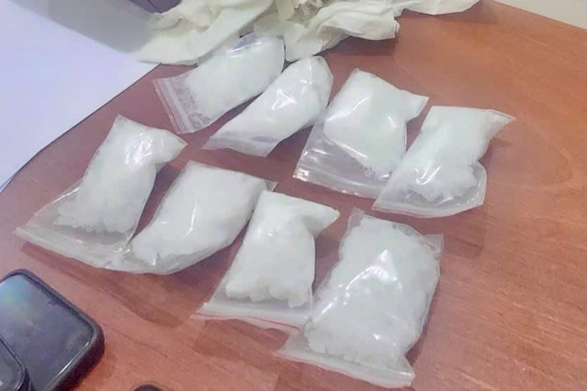 8 gói nilon, bên trong là tinh thể màu trắng, nghi ma túy đá