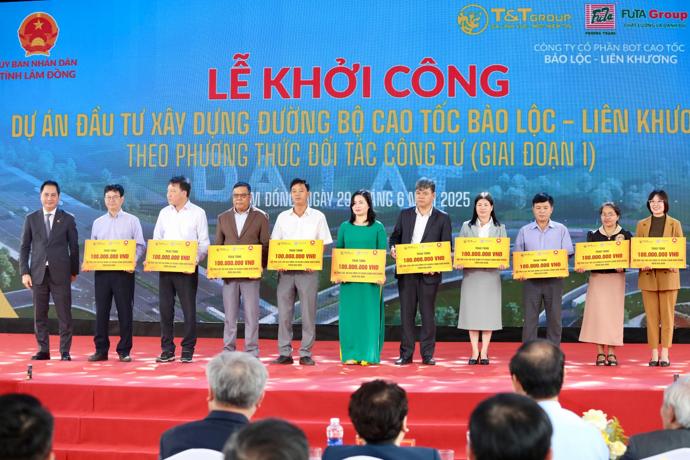 Đại diện liên danh nhà đầu tư cao tốc Bảo Lộc - Liên Khương trao tặng, hỗ trợ 1 tỷ đồng cho các hộ gia đình có hoàn cảnh khó khăn trên địa bàn tỉnh Lâm Đồng.